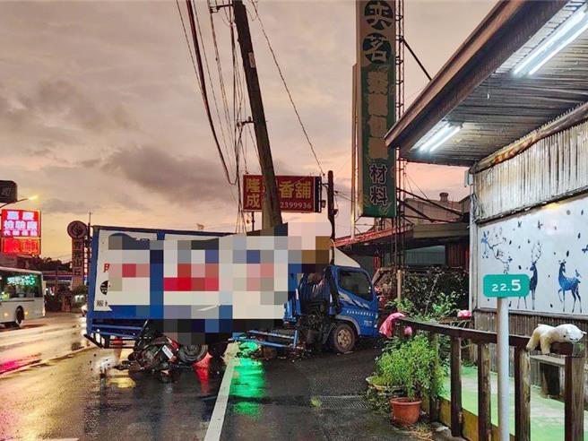 小貨車突然自撞電線桿，行經機車女騎士閃避不及撞上，所幸騎士僅受輕傷。(中埔分局提供／呂妍庭嘉義傳真)
