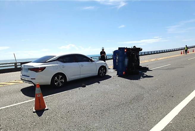 小货车不敌瞬间猛烈撞击力道翻覆。（萧嘉蕙摄）