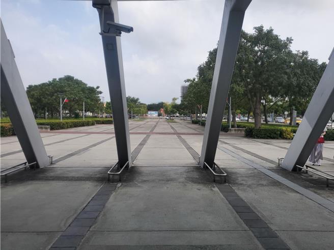 虎尾高鐵站廣場可欣賞國慶焰火。（周麗蘭攝）