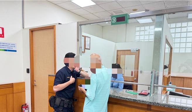 苗栗縣後龍鎮一名余姓男子遇假投資詐騙，警民合力攔阻詐騙。（讀者提供／謝明俊苗栗傳真）