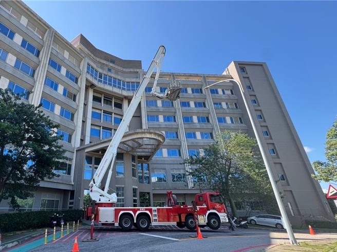 金門縣消防局攜手金門醫院建構場域安全防護網，強化其火災應變反應能力。(圖／金門縣消防局提供)