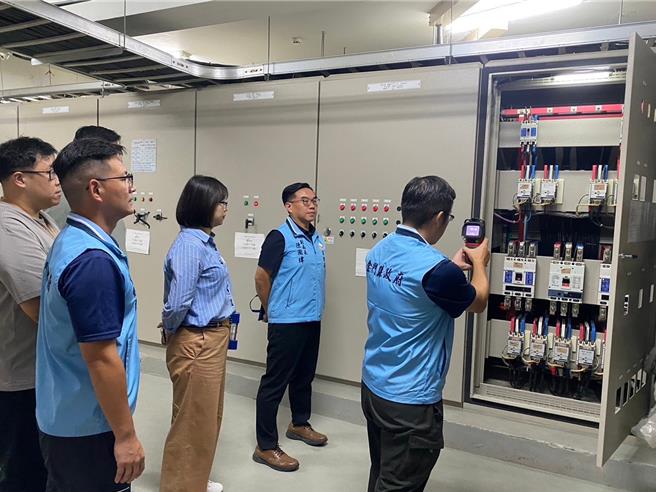 金門縣消防局為提升金門醫院自主應變能力，特別針對火警可能成因，諸如機房用火電、可燃物堆積及防火區劃等進行詳實盤查。(圖／金門縣消防局提供)