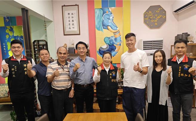 香港快运航空公司地面服务总经理黄柏燊及经理王靖凤等人，7日晚抵达花莲拜会县长徐榛蔚，洽谈包机业务。（花莲县府提供／王志伟花莲传真）