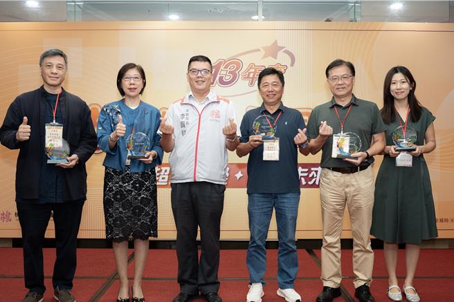 为鼓励桃园市辖内事业单位进用身心障碍者，桃园市劳动局今日上午于尊爵天际大饭店办理「身心障碍者友善雇主感恩餐会」，邀请辖内50家超额进用身心障碍者友善企业代表共襄盛举，表扬桃园推动身心障碍就业之绩优事业单位及人员，并鼓励各行各业效法获奖企业，共创友善共融就业环境。（桃园市劳动局提供）