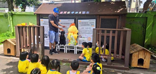 桃园市中坜区龙冈国小改造荒废鸡舍成为生命教育学习园地，盼淘汰笼饲爱护动物。（龙岗国小提供／吕筱蝉桃园传真）