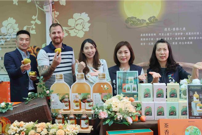 柿子红了！嘉义县番路乡年度柿子季将于10月12日至10月20日连续两周六、日盛大举办。（吕妍庭摄）
★《中时新闻网》关心您：饮酒过量，有碍健康。酒后不开车，安全有保障！