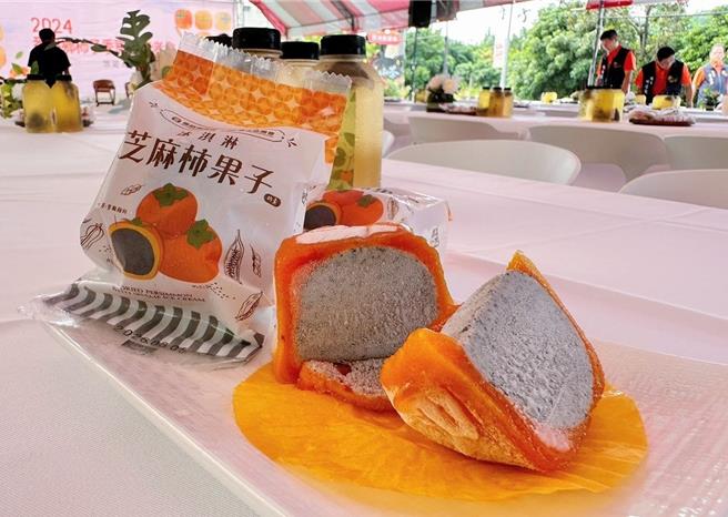 「芝麻柿果子」是番路乡农会与善化区农会合作推出的新品，以金黄柿饼搭配黑芝麻内馅，成今年柿子季明星产品。（番路乡农会提供／吕妍庭嘉义传真）