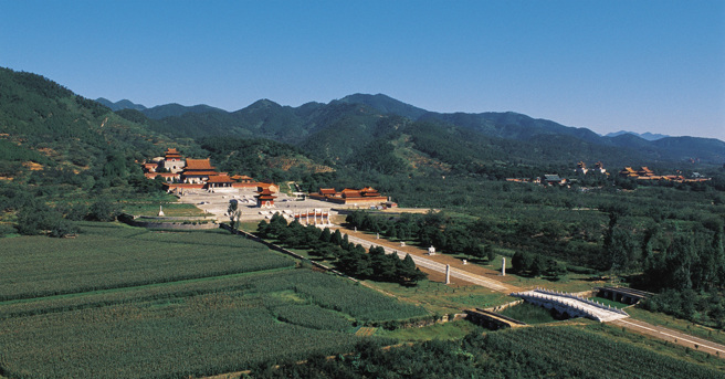 圖為慈禧丈夫咸豐皇帝的「清定陵」，慈禧的陵墓是該陵的陪葬墓，位於圖中右側。（圖 / 新華社）