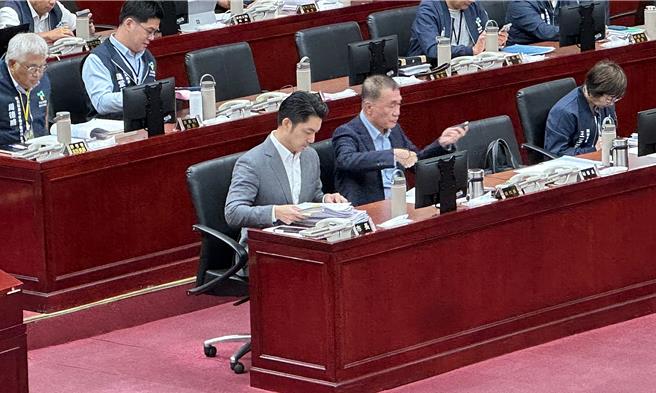 台北市长蒋万安8日下午继续进入议会接受议员质询，并于会前接受媒体访问。（丁上程摄）