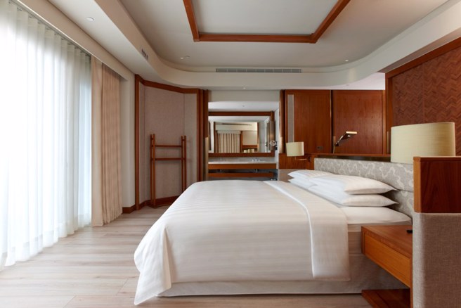 港景奢华套房下杀2.6折，两晚只要17,500元，含翌日宜客乐自助早餐、4,000元餐饮券等优惠内容。/澎湖福朋喜来登提供