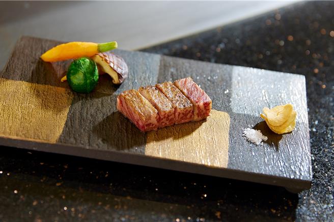 铁板烧特选套餐主菜可选择肉质软嫩、细腻醇厚的「日本产和牛沙朗」。（JR东日本大饭店台北提供）