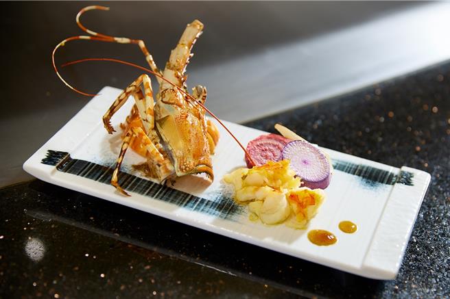  「伊势龙虾」肉质Q弹，本身的甘甜和青森产的黑大蒜酱浓厚美味连成一气，风味绝佳。（JR东日本大饭店台北提供）