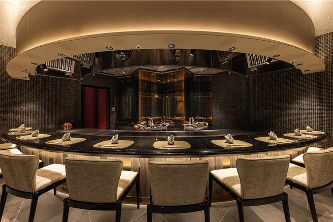 「HAYASE日本料理」整体风格以低调奢华展现细致，铁板烧餐台区仅设10个座位，让用餐宾客有着在日本享受怀石料理般的优雅感受。（JR东日本大饭店台北提供）