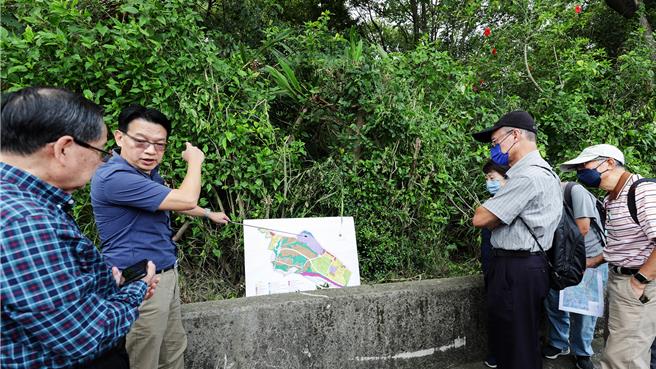 內政部土地徵收小組日前會勘竹科三期用地，縣府產發處長陳偉志（左二）說明3.93公頃的社會住宅，位在上方工研院的前方，8日指土徵小組將對科三公益性和必要性做實質審查。（羅浚濱攝）