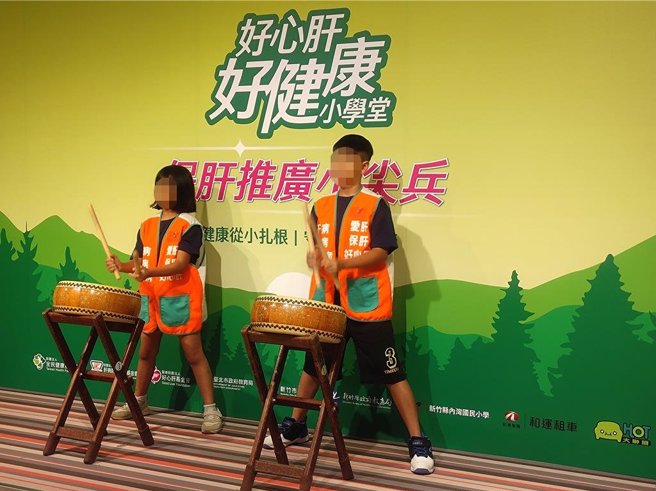 新竹縣內灣國小學生擊鼓表演。（王家瑜攝）