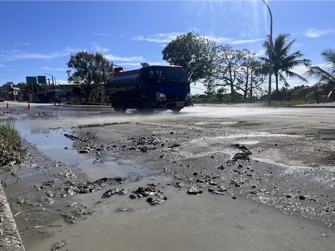 往返卑南乡及台东市间的千岁桥道路泥泞不堪，民进党台东县党部8日集资清洗周边道路。（民进党台东县党部提供／蔡旻妤台东传真）