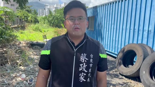 往返卑南乡及台东市间的千岁桥道路泥泞不堪，民进党台东县党部8日集资清洗周边道路，市民代表蔡政家。（民进党台东县党部提供／蔡旻妤台东传真）