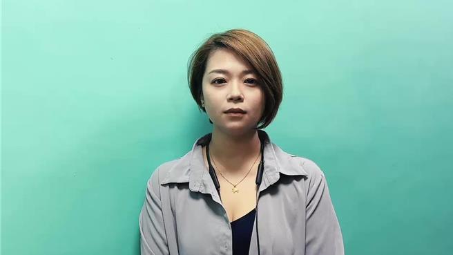 往返卑南乡及台东市间的千岁桥道路泥泞不堪，民进党台东县党部8日集资清洗周边道路，台东县党部执行长翁圣惠。（民进党台东县党部提供／蔡旻妤台东传真）