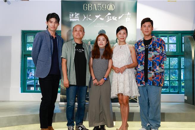 《鹽水大飯店》金鐘提名7項，導演鄭文堂（左起）、編劇陳芳齊、入圍最佳男主角張耀仁，最佳女配角方文琳、最佳男配角黃迪揚。（圖／公視台語台提供）
