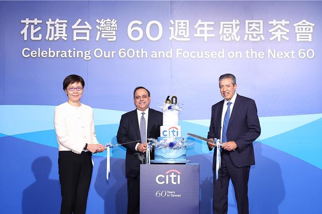美商花旗银行总裁兼北美地区负责人 Sunil Garg (中)、花旗(台湾)商业银行董事长安孚达 (右) 及花旗(台湾)银行总经理张圣心 (左) 。（花旗提供）
