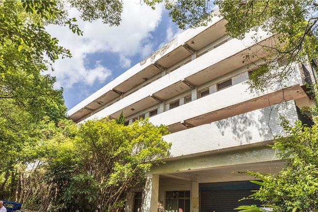 新竹县立仁爱之家将转型为社福机构，县府办理「新埔长照社福产创共融园区促参案」，自费和公费2栋大楼荒废多年，县务会议8日通过报废，将由得标厂商拆除后兴建新建物。（罗浚滨摄）