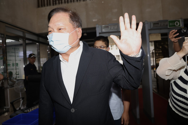 京华城弊案侦办再传新事证，廉政署8日上午以证人身分约谈东森集团总裁王令麟等人，下午移送台北地检署复讯，据悉是为厘清民眾党周围组织相关金流。（邓博仁摄）