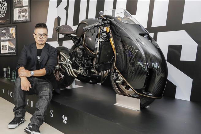世界冠軍葉韋廷從小對藝術和設計充滿熱情，2013年贏得德國埃森世界手工改造摩托車大賽哈雷組冠軍，為台灣贏得國際肯定後，接連與國際知名車廠品牌合作，提升台灣在國際摩托車改裝界的形象。（財團法人昇恒昌基金會提供／陳麒全桃園機場傳真）