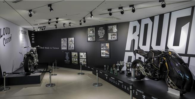 昇恆昌免稅商店旗下的財團法人昇恒昌基金會不遺餘力推廣台灣文化，即日起至12月26日在桃園國際機場第一航廈B7文化藝廊舉辦「獷心匠作手工車展」，讓國際旅客近距離欣賞台灣的獨特工藝與創意。（財團法人昇恒昌基金會提供／陳麒全桃園機場傳真）