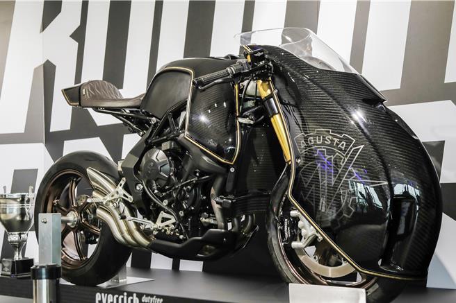 世界冠軍、台灣藝術家葉韋廷與義大利車廠「MV AGUSTA」合作推出的改裝車款「BALLISTIC TRIDENT」，兼顧美學與實用性。（財團法人昇恒昌基金會提供／陳麒全桃園機場傳真）