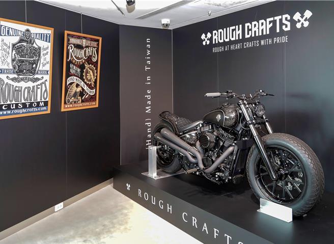 世界冠軍、台灣藝術家葉韋廷為慶祝自有改裝設計工作室ROUGH CRAFTS十周年推出的作品「Thunder Chaser」，充分展現功能與美學的結合。（財團法人昇恒昌基金會提供／陳麒全桃園機場傳真）