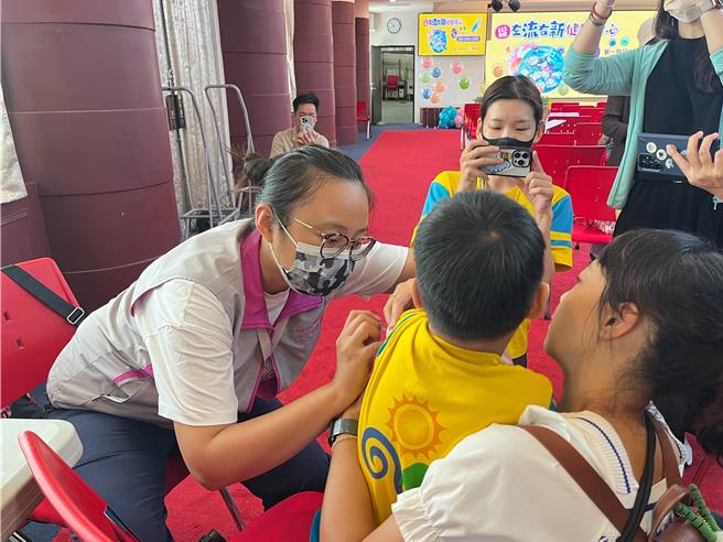 公费流感疫苗开打，小朋友也来接种。（王志伟摄）