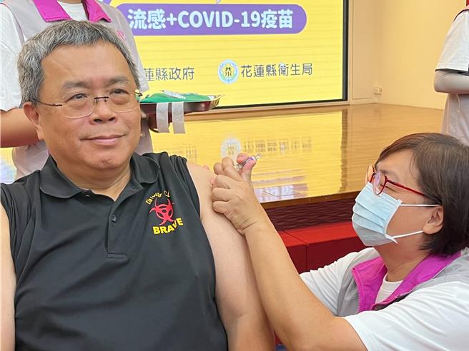 花莲县卫生局今天在县府宣传公费流感疫苗、新冠疫苗开打，疾病管制署东区管制中心主任简大任也率先接种。（王志伟摄）
