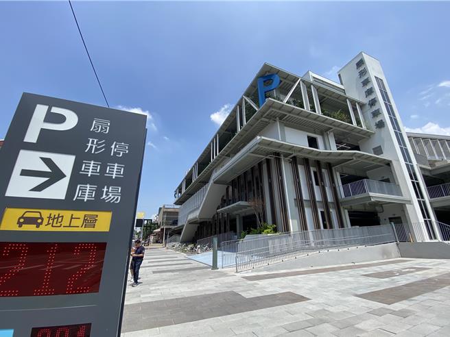 彰化火车站后站的扇形车库停车场于今年1月底启用。（孙英哲摄）