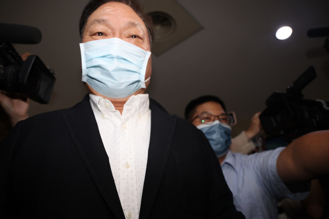 京华城弊案侦办再传新事证，廉政署8日上午以证人身分约谈东森集团总裁王令麟（图）等人，下午移送台北地检署复讯，据悉是为厘清民眾党周围组织相关金流。（邓博仁摄）