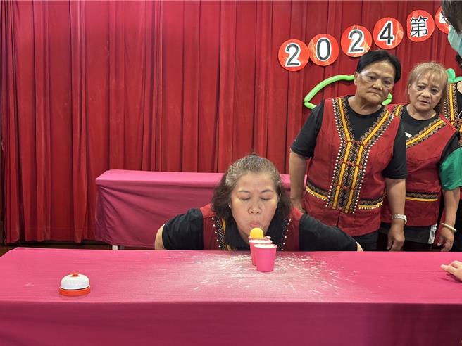 小港医院举办原住民长辈口腔运动会，「天生我最白」竞赛是充满趣味的口腔健康促进运动。（小港医院提供／郭良杰高雄传真）