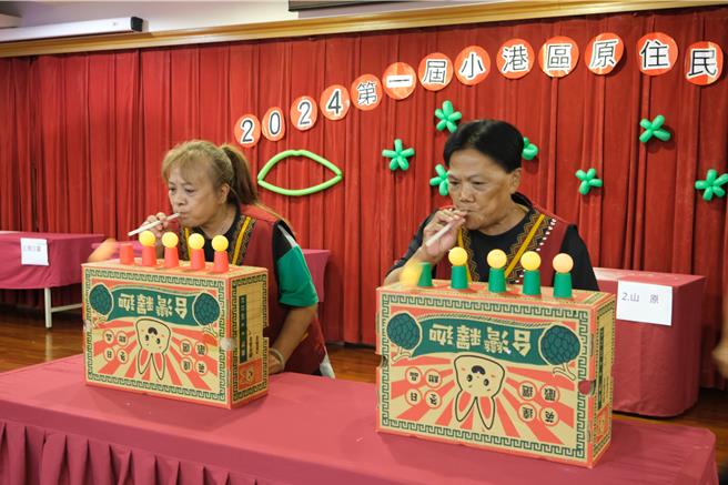 「两人PK」竞赛，两位长者PK吹球的速度，有效延缓口腔老化。（小港医院提供／郭良杰高雄传真）