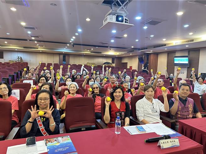 小港医院举办口腔运动会，主要目的着重在提倡与推广原住民长辈们的口腔肌力运动。（小港医院提供／郭良杰高雄传真）