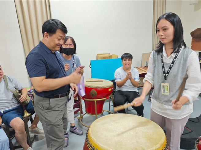 高雄大學校長陳啓仁（前左）7日鼓勵學生多參加社團活動。（高雄大學提供／林瑞益高雄傳真）