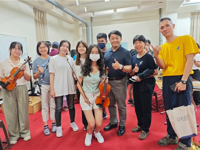 高雄大學校長陳啓仁（前右三）7日鼓勵學生多參加社團活動，圖為他與學生互動。（高雄大學提供／林瑞益高雄傳真）