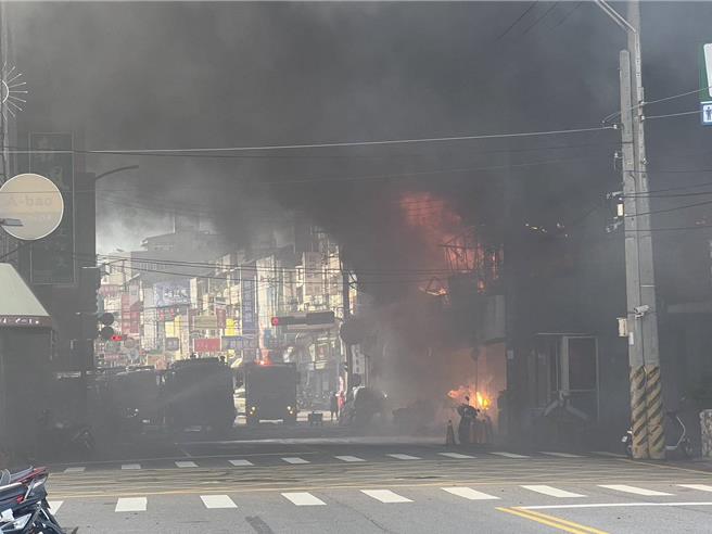 台中市逢甲商圈民宅火警，阵阵浓烟四散。（民眾提供）