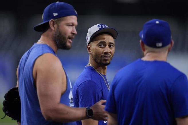 道奇外野手貝茲（中）在季後賽的安打荒仍在持續中。（美聯社）