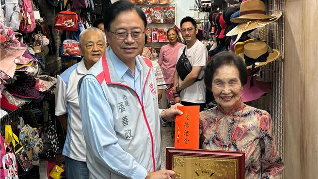 桃园市长张善政访103岁人瑞黄邱却，她的长寿秘诀是喜爱运动。（吕筱蝉摄）