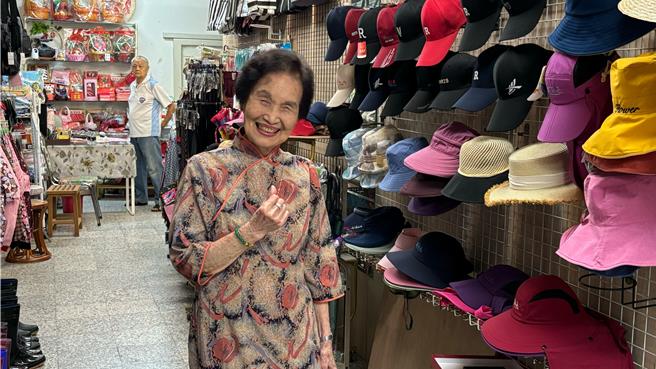 桃园市长张善政访103岁人瑞黄邱却，她的长寿秘诀是喜爱运动。（吕筱蝉摄）