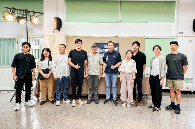 名间乡长陈翰立邀请跨世代艺术家创作，并在七星阵地碉堡园区展出作品。（杨静茹摄）