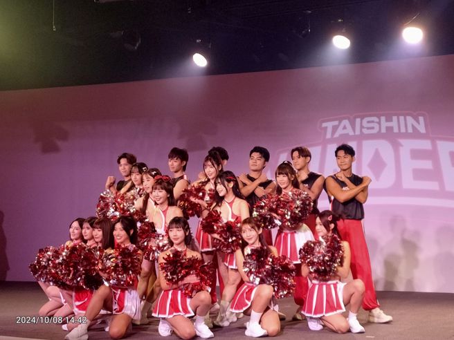 台北台新战神啦啦队。(黄邱伦摄)