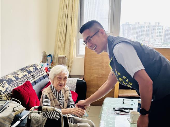 林口區長廖武輝在重陽節前夕親自登門拜訪轄內高齡長者，並致贈重陽禮品。（林口區公所提供）