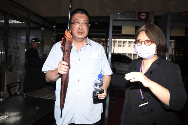 京华城弊案侦办再传新事证，廉政署8日上午以证人身分约谈东森集团总裁王令麟等人，下午移送台北地检署复讯，据悉是为厘清民眾党周围组织相关金流。（邓博仁摄）