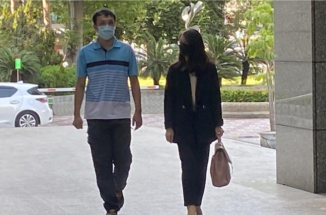 台中5亿赖姓高中生案去年5月与夏男登记同婚后坠楼身亡，在刑事的偽造文书罪部分，一审判夏1年6月。台中高分院8日开准备程序庭，夏（左）当庭哽咽辩称，他也是受害者。（陈淑芬摄）