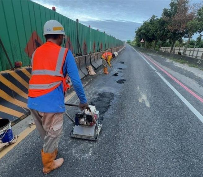嘉義縣環保局整合縣內所有道路權責機關建立通報平台，只要民眾打1999通報，立即線上分工，大大增加道路問題處理效率。(嘉義縣政府提供／呂妍庭嘉義傳真)