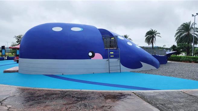 八里商港公园以鲸鱼为主题，是新北市的特色公园之一。（八里区公所提供）